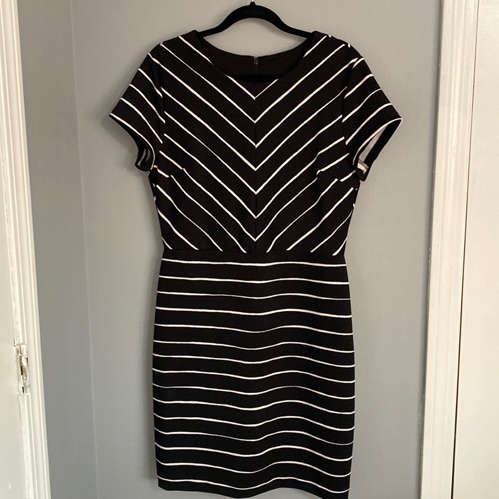 Banana Republic black & white striped short-sleeved knee-length dress in size 14